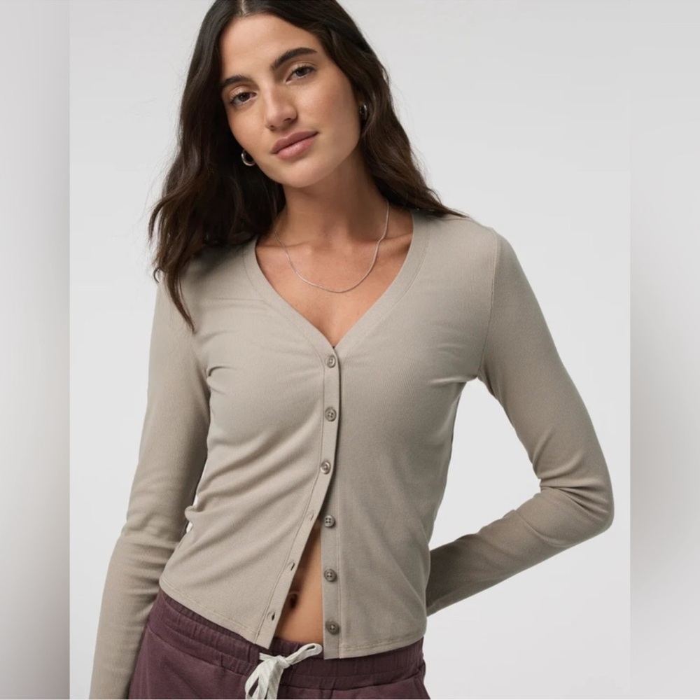Vuori Light Taupe V-Neck Button-Front Long Sleeve Top